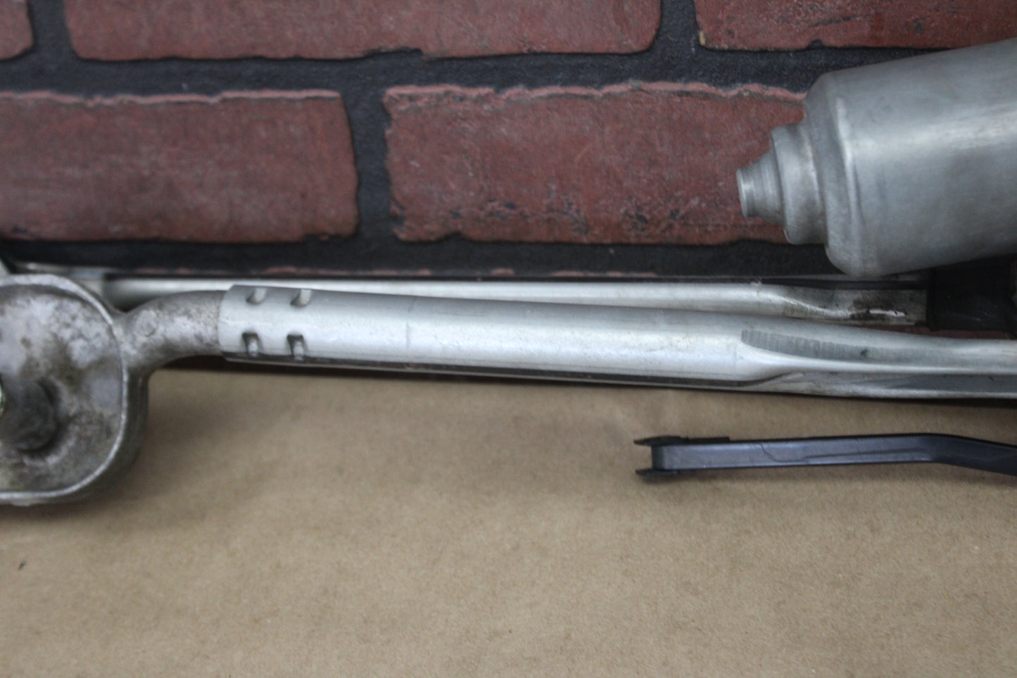 08-23 DODGE CHALLENGER WINDSHIELD WIPER LINKAGE MOTOR OEM 05028756AD