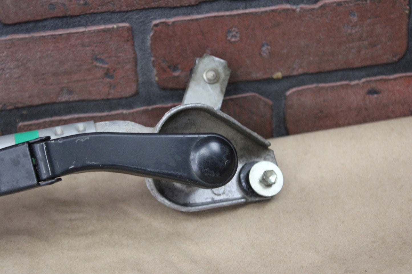 08-23 DODGE CHALLENGER WINDSHIELD WIPER LINKAGE MOTOR OEM 05028756AD