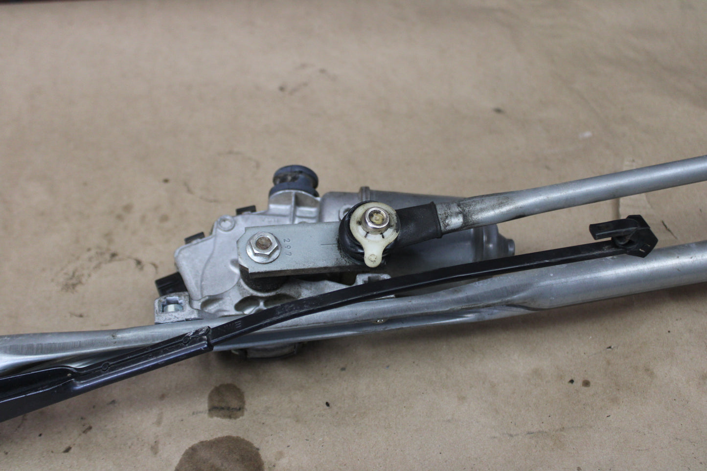 08-23 DODGE CHALLENGER WINDSHIELD WIPER LINKAGE MOTOR OEM 05028756AD