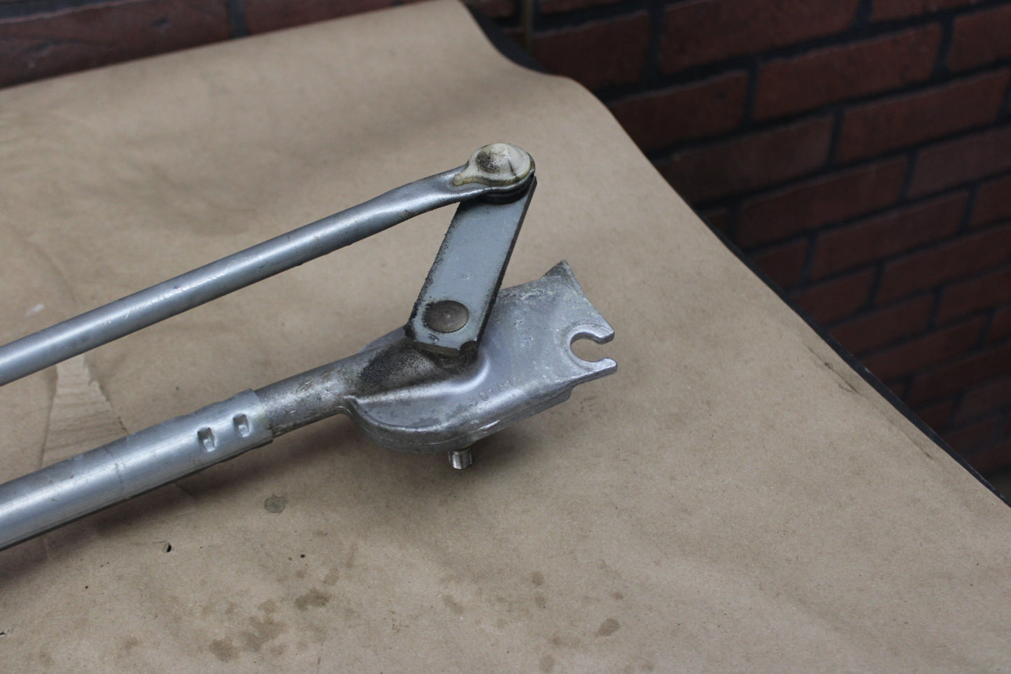 08-23 DODGE CHALLENGER WINDSHIELD WIPER LINKAGE MOTOR OEM 05028756AD