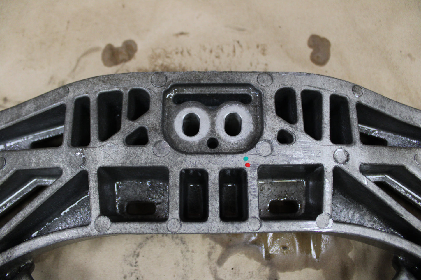 15-23 CHALLENGER CHARGER AUTO TRANSMISSION CROSSMEMBER BRACKET OEM