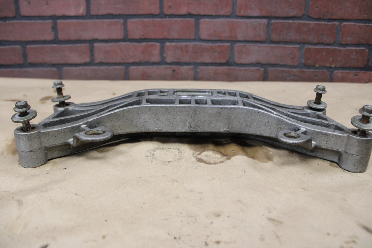 15-23 CHALLENGER CHARGER AUTO TRANSMISSION CROSSMEMBER BRACKET OEM