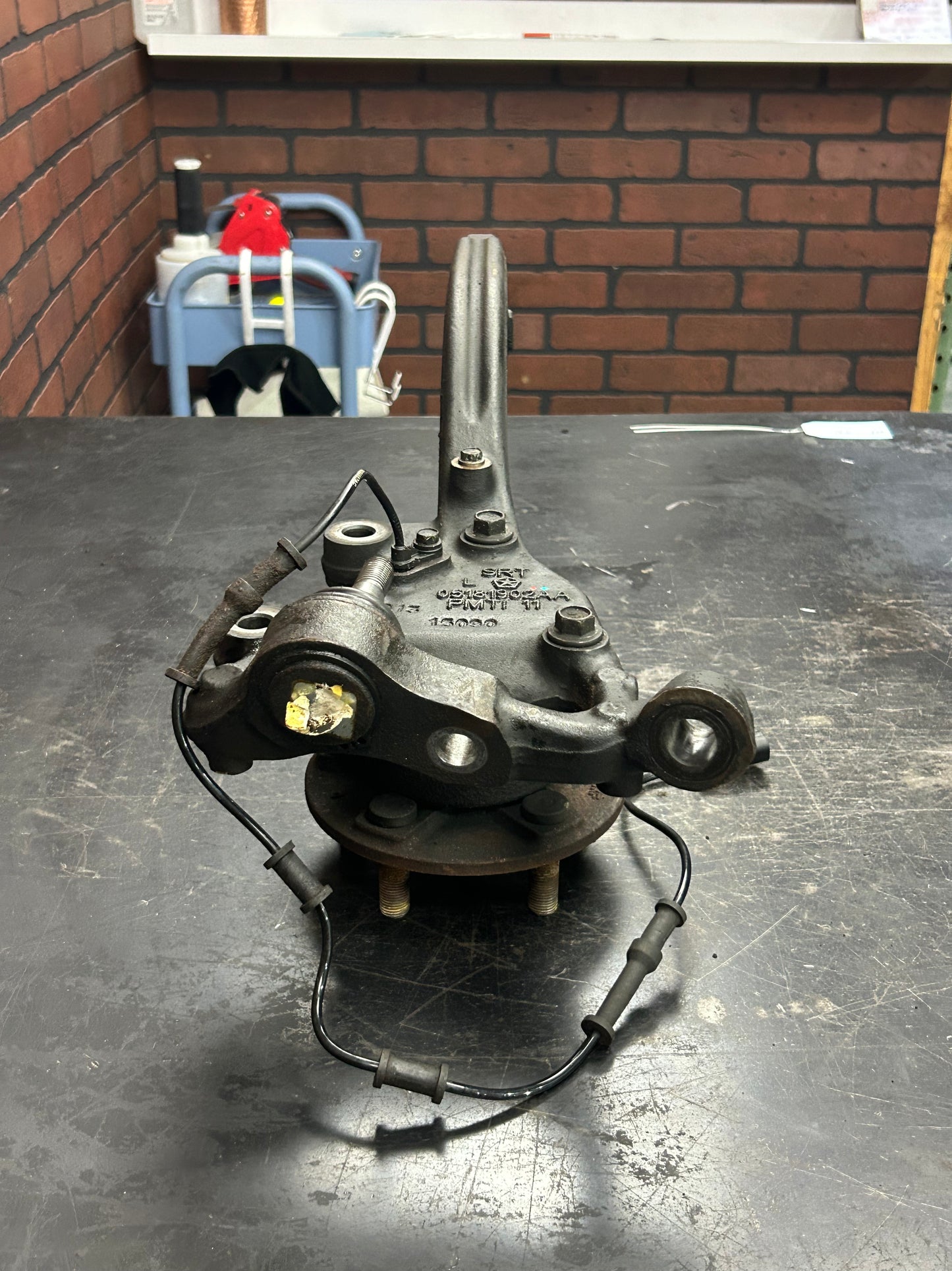 15 - 23 DODGE CHARGER SRT HELLCAT OEM FRONT LEFT SUSPENSION SPINDLE KNUCKLE HUB