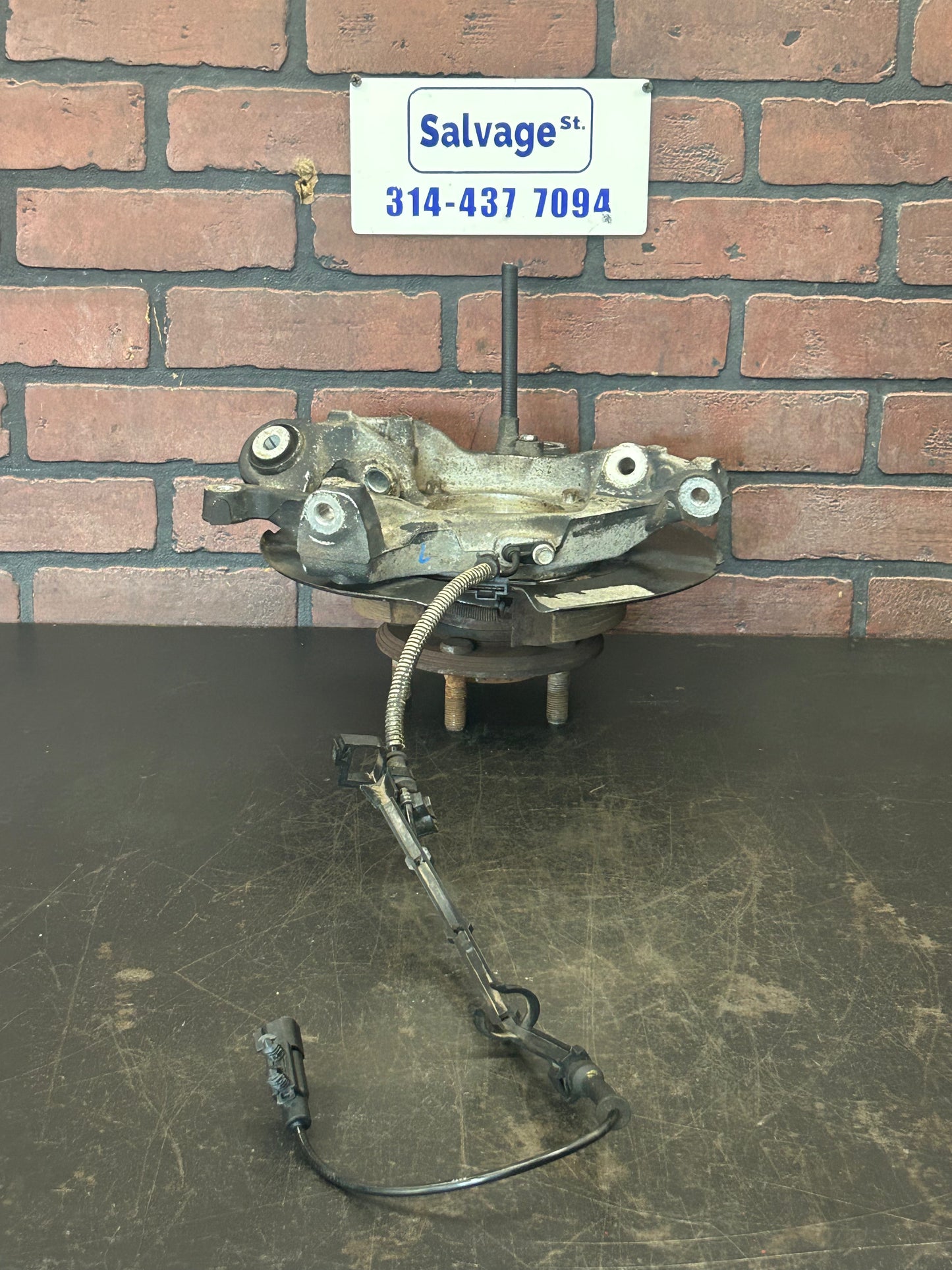 15-23 CHALLENGER CHARGER REAR SUSPENSION RIGHT SIDE SPINDLE KNUCKLE HUB OEM