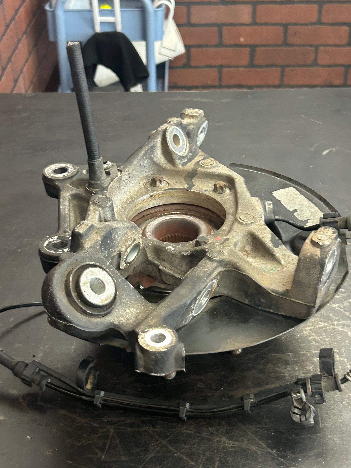 15-23 CHALLENGER CHARGER REAR SUSPENSION RIGHT SIDE SPINDLE KNUCKLE HUB OEM