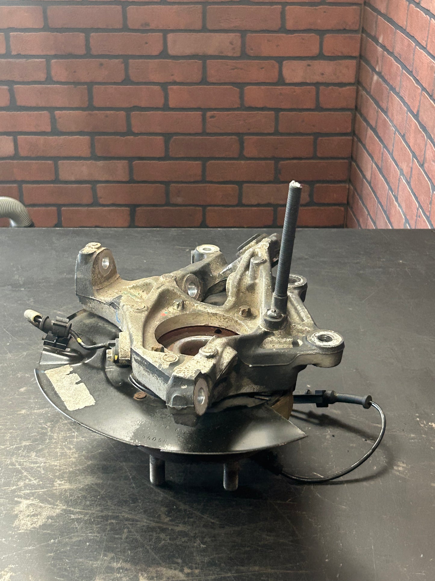 15-23 CHALLENGER CHARGER REAR SUSPENSION RIGHT SIDE SPINDLE KNUCKLE HUB OEM