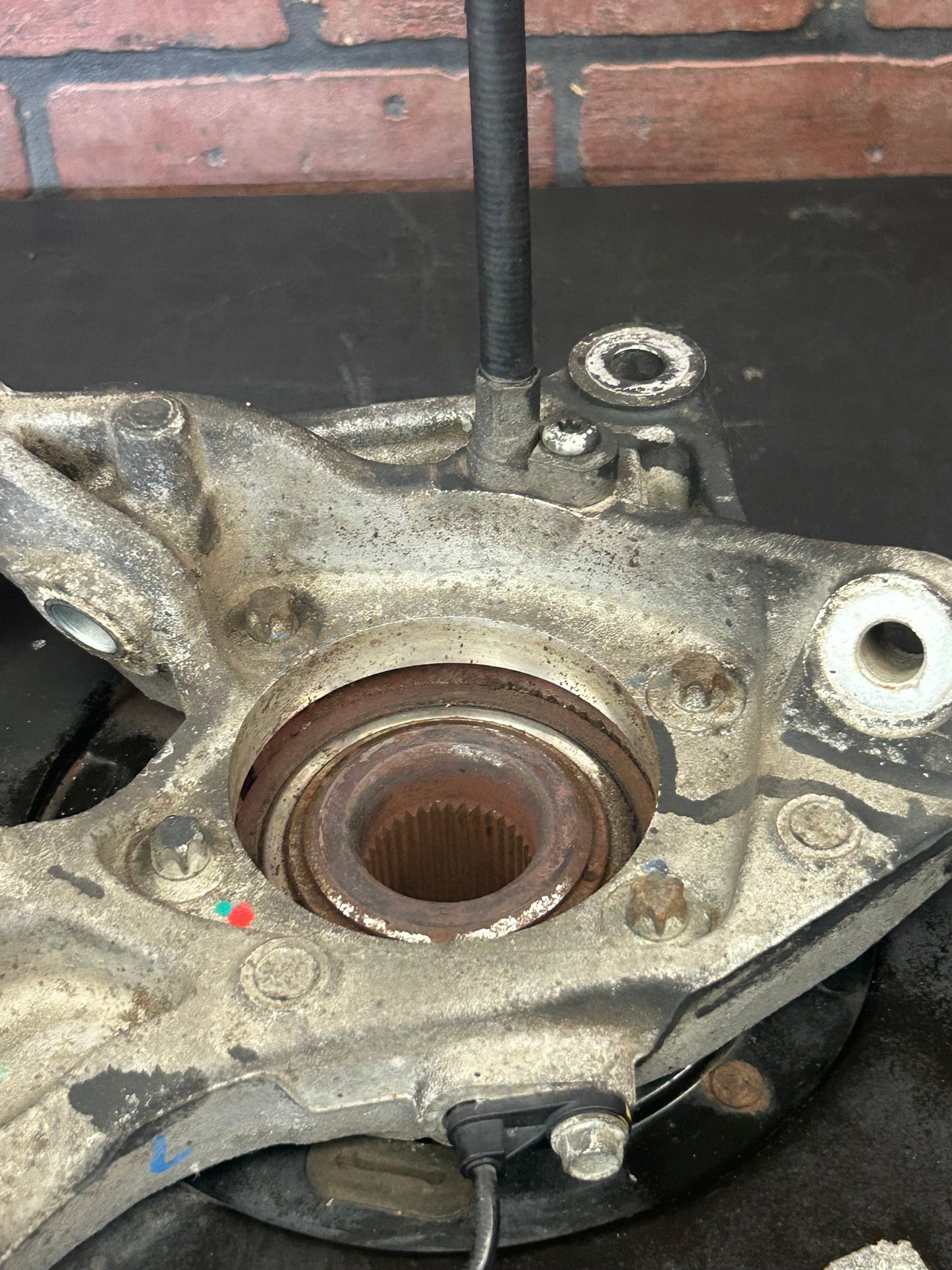 15-23 CHALLENGER CHARGER REAR SUSPENSION RIGHT SIDE SPINDLE KNUCKLE HUB OEM
