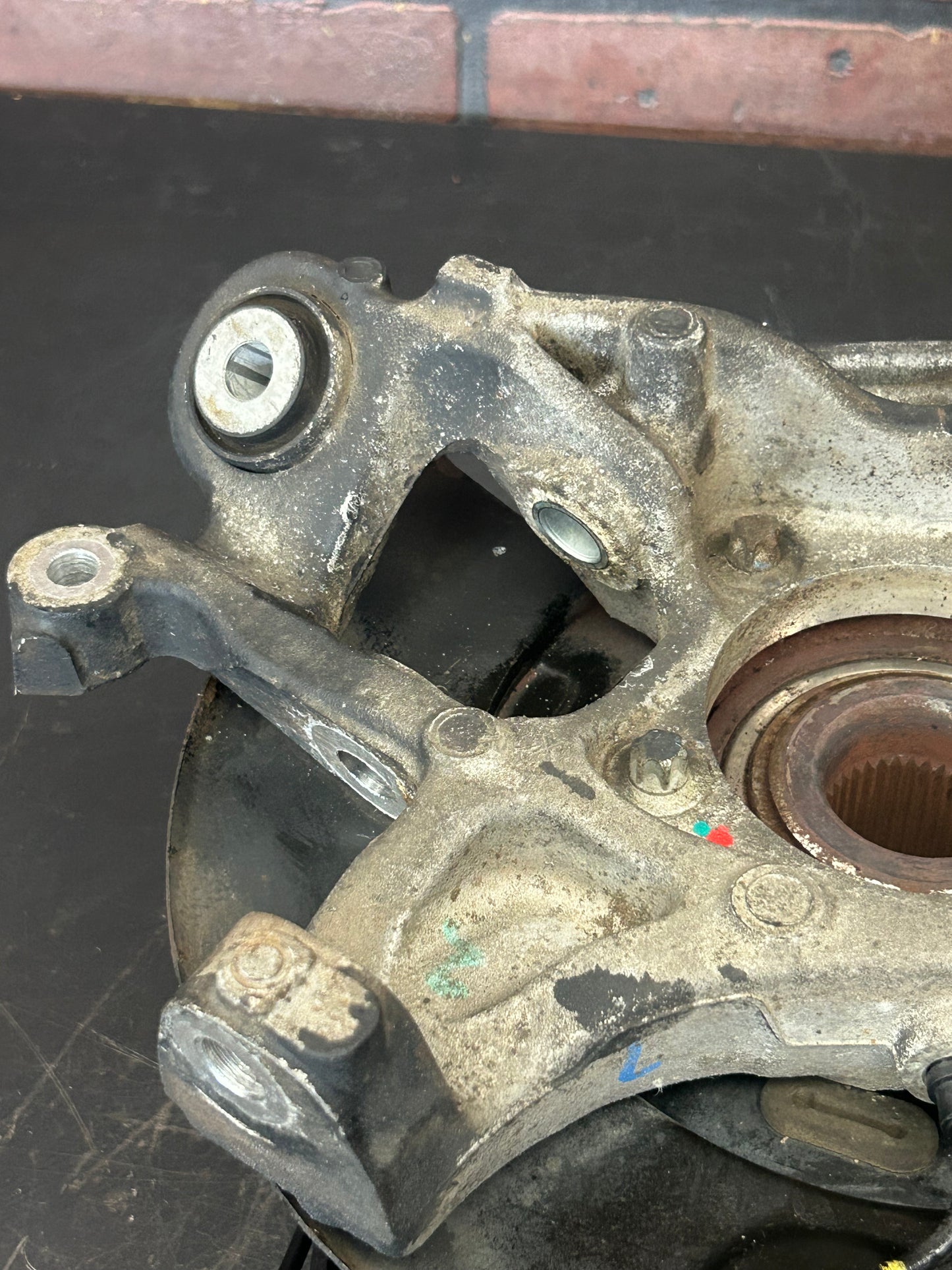 15-23 CHALLENGER CHARGER REAR SUSPENSION RIGHT SIDE SPINDLE KNUCKLE HUB OEM