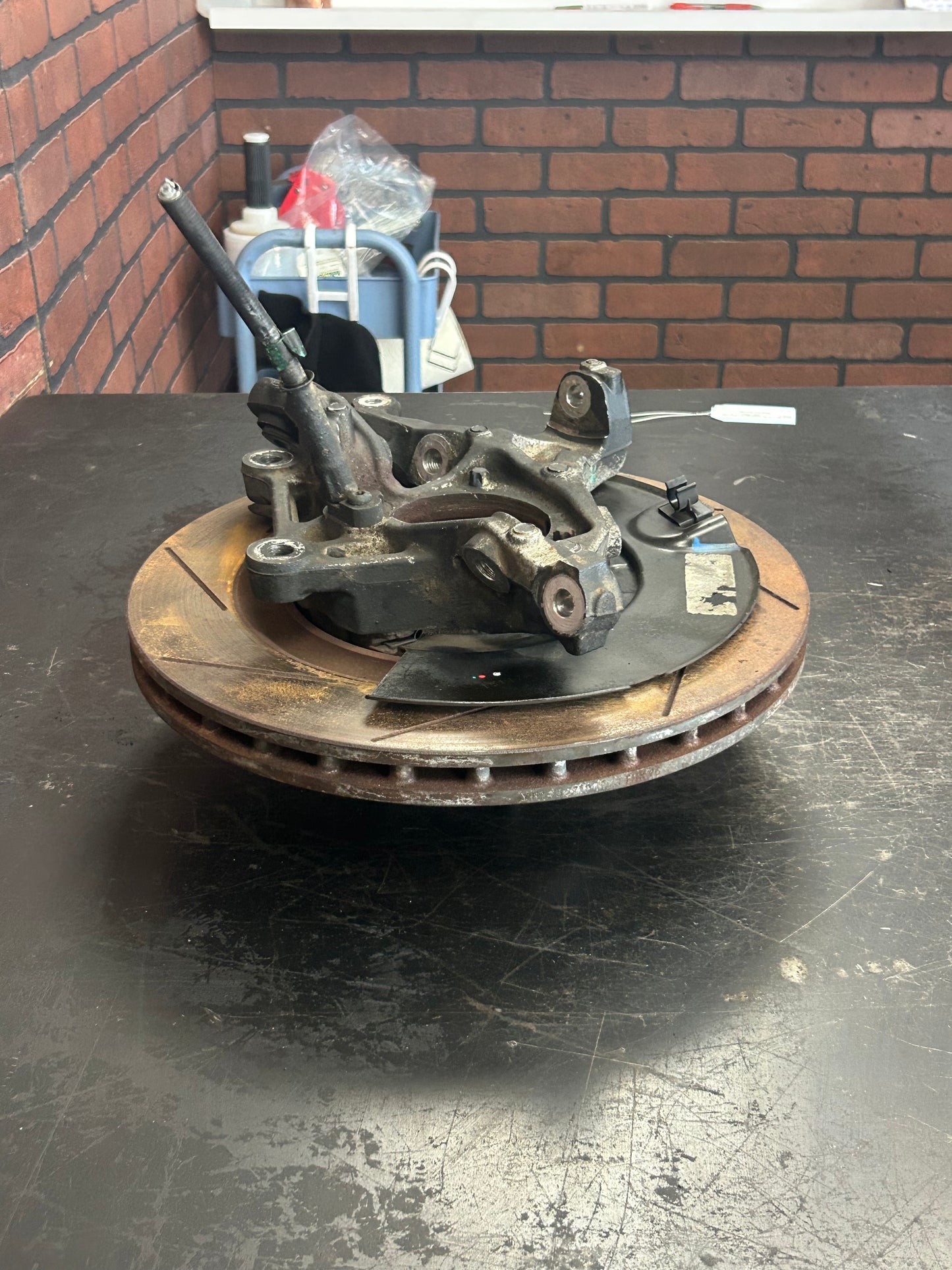 15-23 CHALLENGER CHARGER REAR SUSPENSION LEFT SIDE SPINDLE KNUCKLE HUB ROTOR OEM