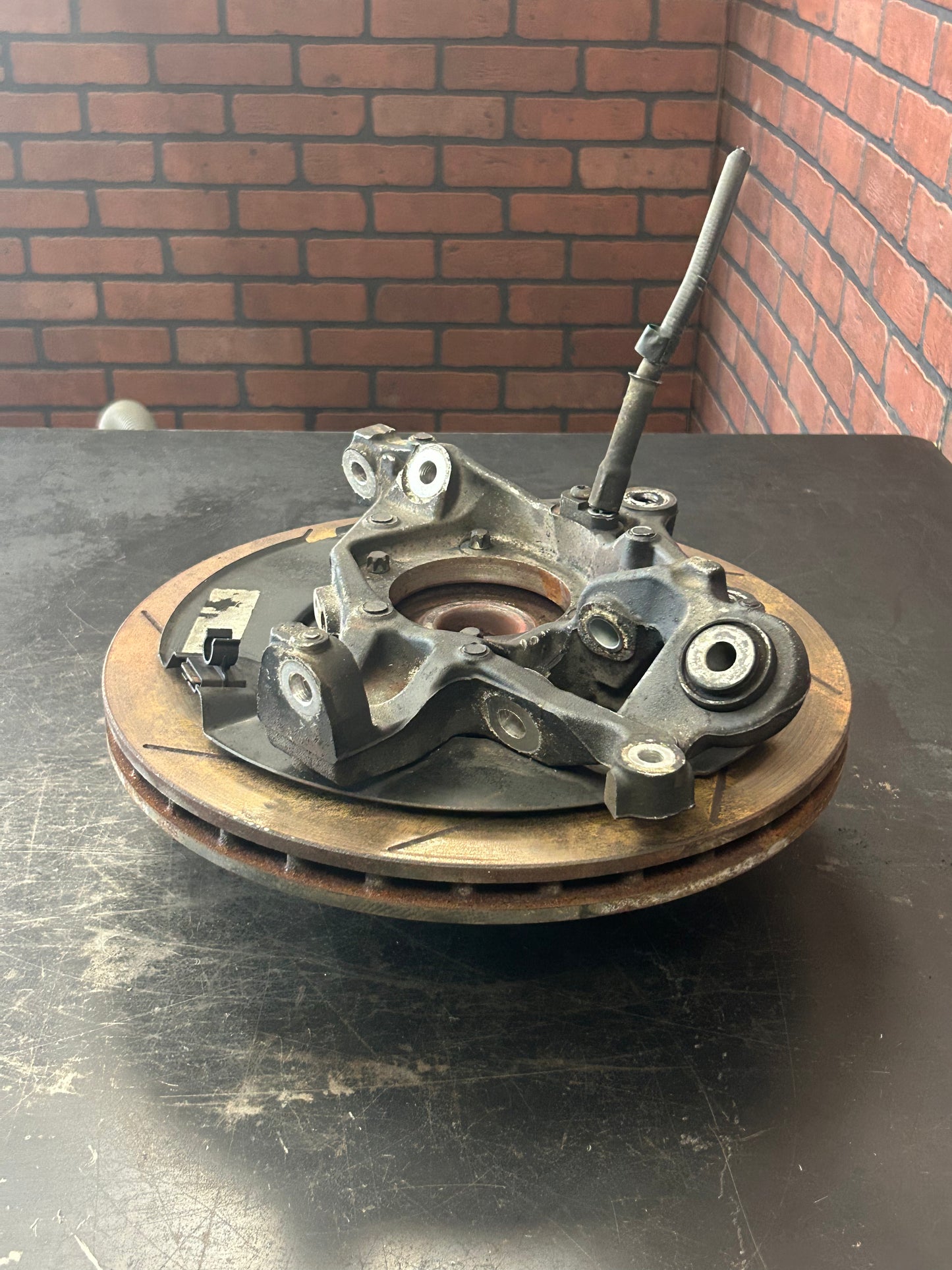 15-23 CHALLENGER CHARGER REAR SUSPENSION LEFT SIDE SPINDLE KNUCKLE HUB ROTOR OEM