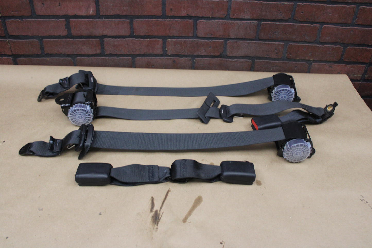 2019 - 2023 DODGE CHALLENGER REAR SEAT CENTER SEATBELT RETRACTOR SET OEM