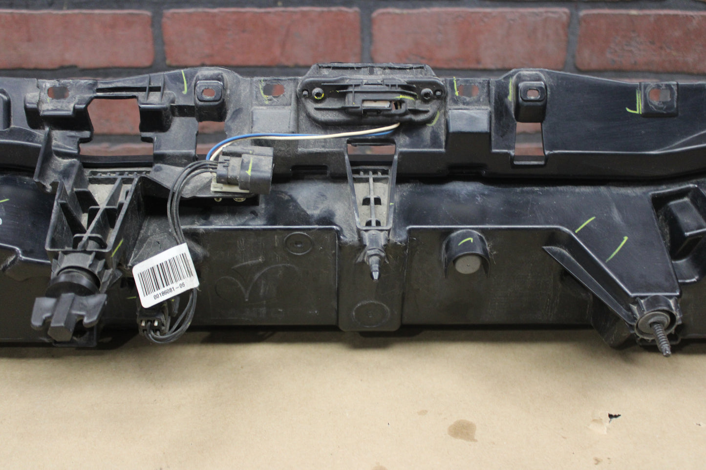 2015-2023 DODGE CHALLENGER TRUNK LID CENTER TAILLIGHT TAIL LIGHT OEM 68419751AA