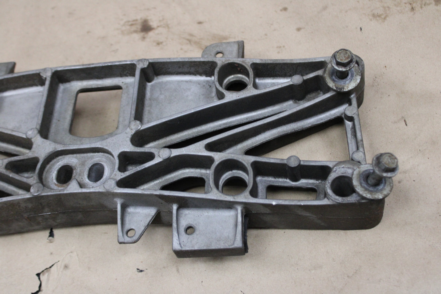 05-14 Chrysler 300C Dodge Charger Challenger SRT-8 V8 Transmission Crossmember