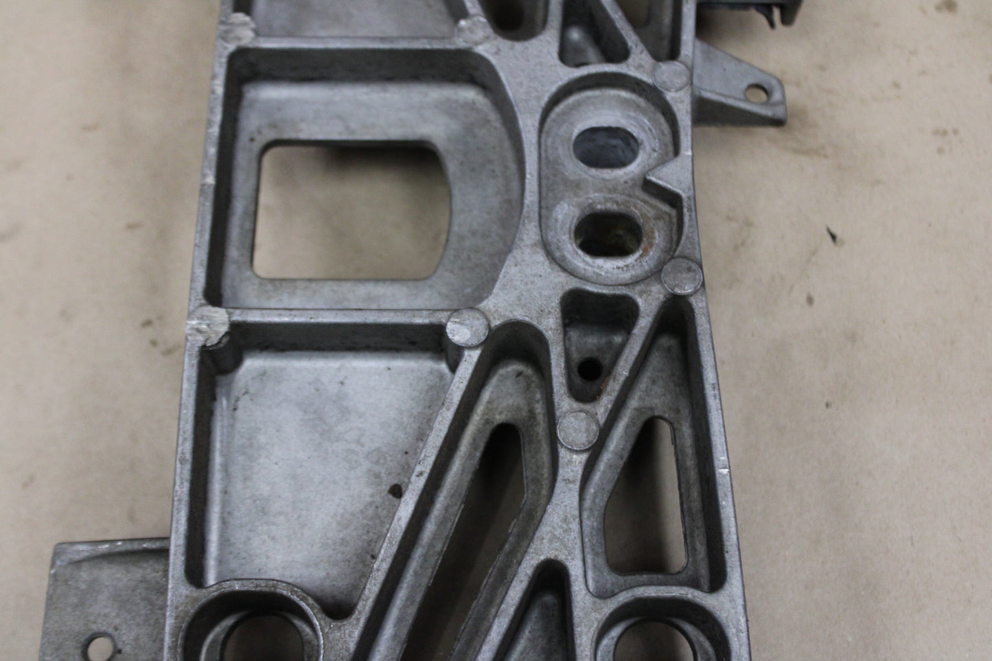 05-14 Chrysler 300C Dodge Charger Challenger SRT-8 V8 Transmission Crossmember