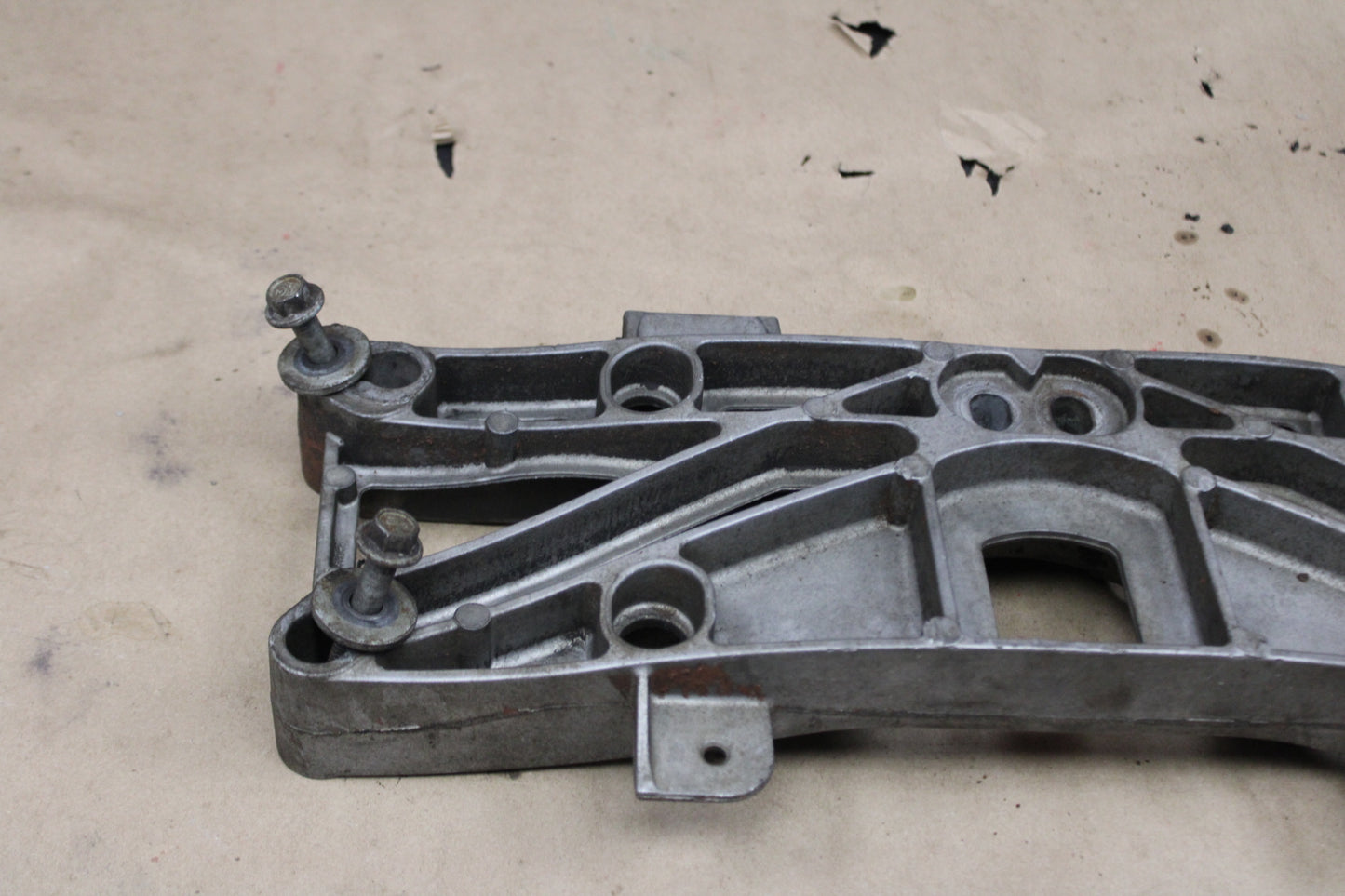 05-14 Chrysler 300C Dodge Charger Challenger SRT-8 V8 Transmission Crossmember