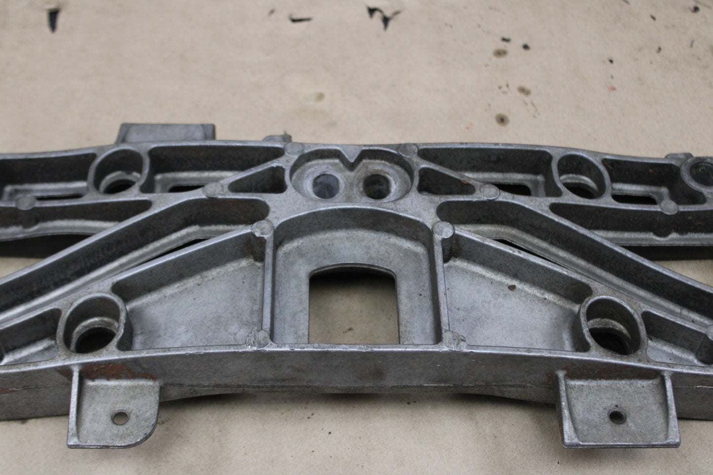 05-14 Chrysler 300C Dodge Charger Challenger SRT-8 V8 Transmission Crossmember