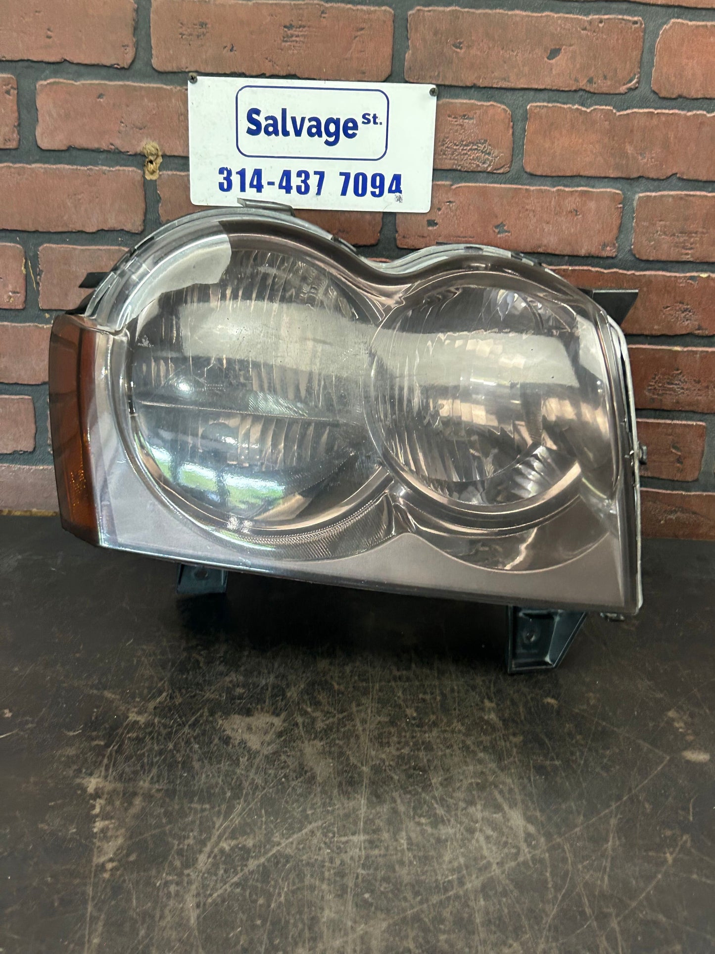 2005-2007 Jeep Grand Cherokee SRT8 Passenger Right Headlight Assembly OEM