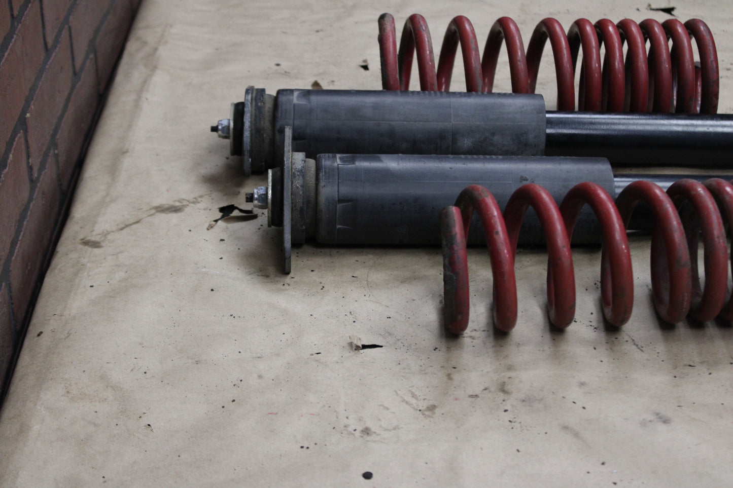 2005-2007 Chrysler 300 Rear Left Right Set Shock Strut Coil Spring Suspension