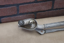 05-09 Chrysler 300C SRT-8 Windshield Wiper Linkage Transmission Pivot Arms Motor