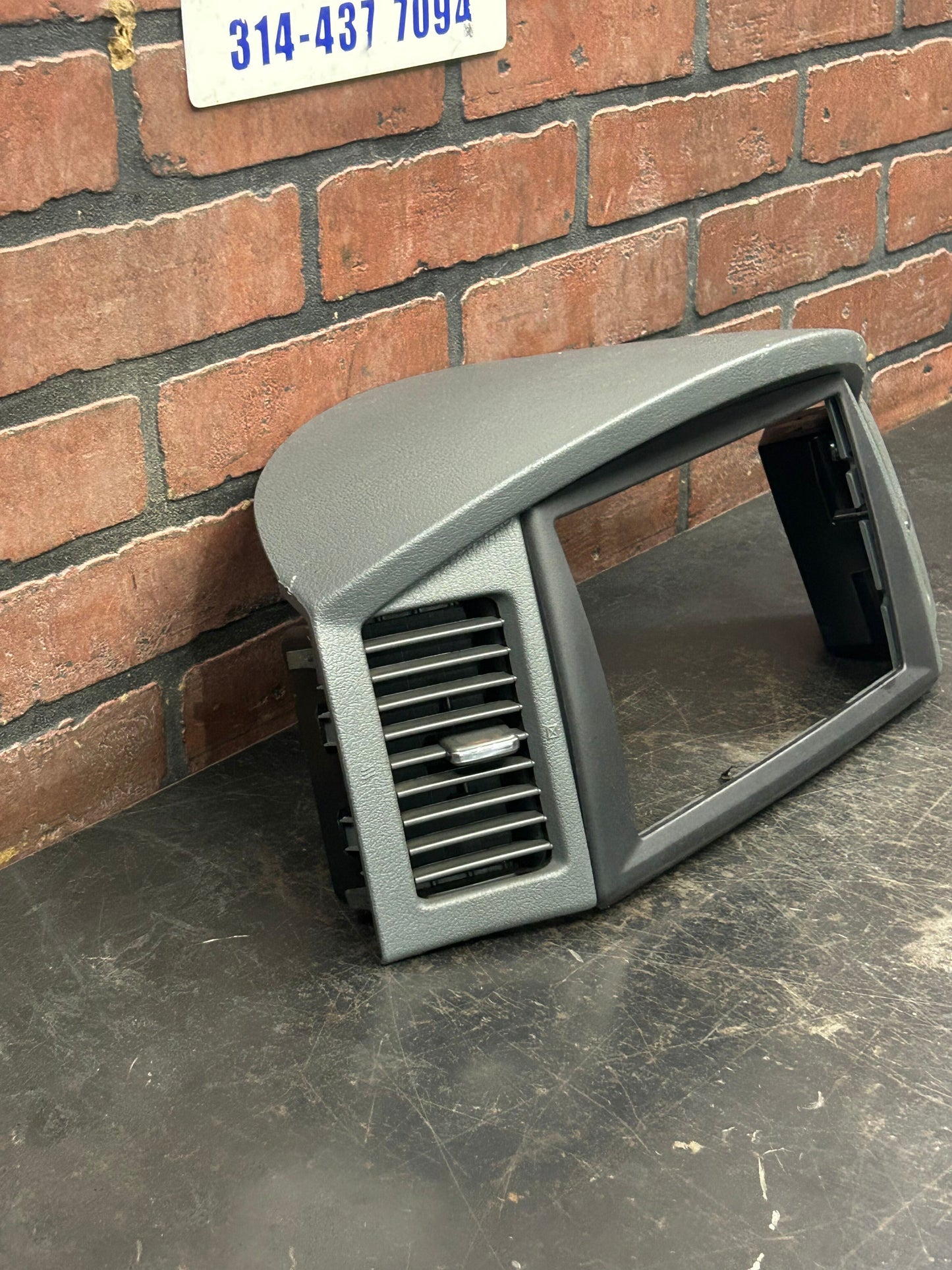 2005 - 2007 Jeep Grand Cherokee Interior Center Dash Radio Bezel Trim OEM