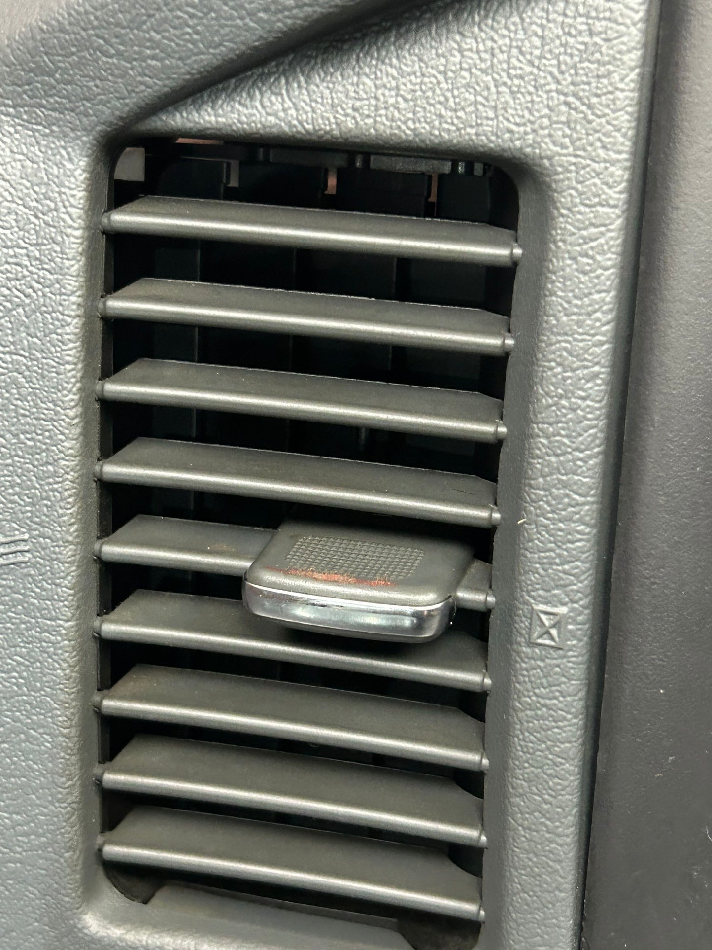 2005 - 2007 Jeep Grand Cherokee Interior Center Dash Radio Bezel Trim OEM