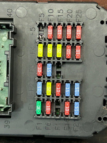 2005-2006 Jeep Grand Cherokee Body Control Module Fuse Box BCM 56050066AC OEM