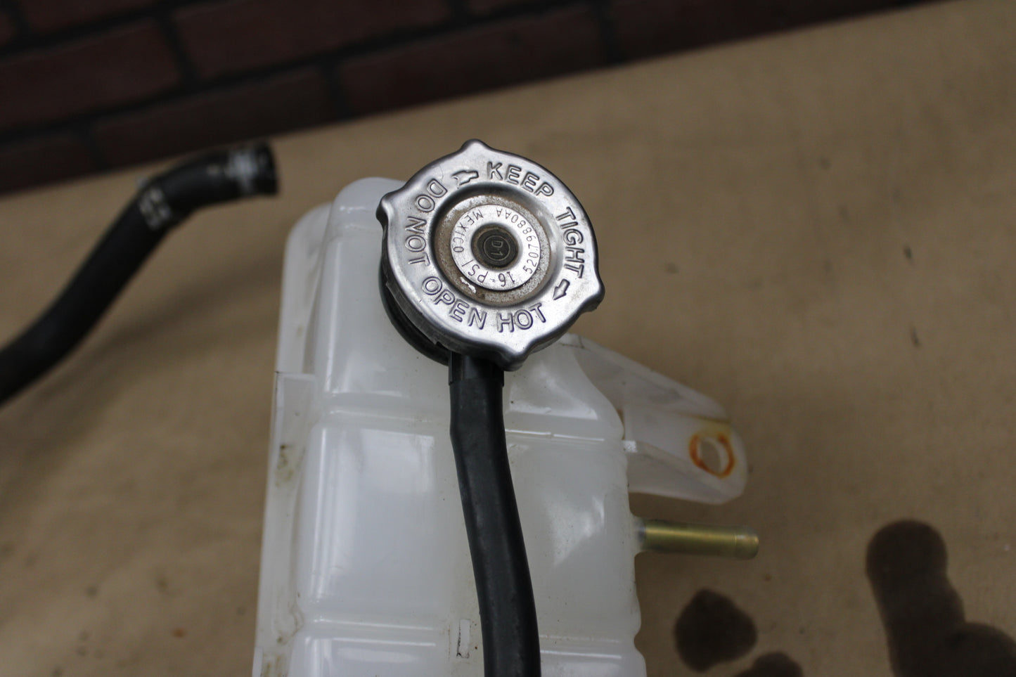 2005-2010 Chrysler 300 SRT8 6.1 Engine Coolant Overflow Reservoir Tank Assembly