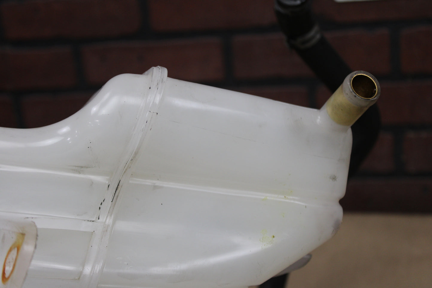 2005-2010 Chrysler 300 SRT8 6.1 Engine Coolant Overflow Reservoir Tank Assembly