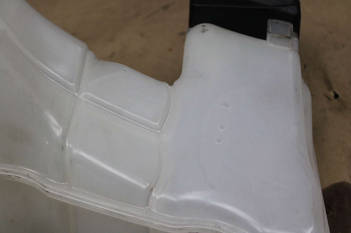 2005-2010 Chrysler 300 SRT8 6.1 Engine Coolant Overflow Reservoir Tank Assembly