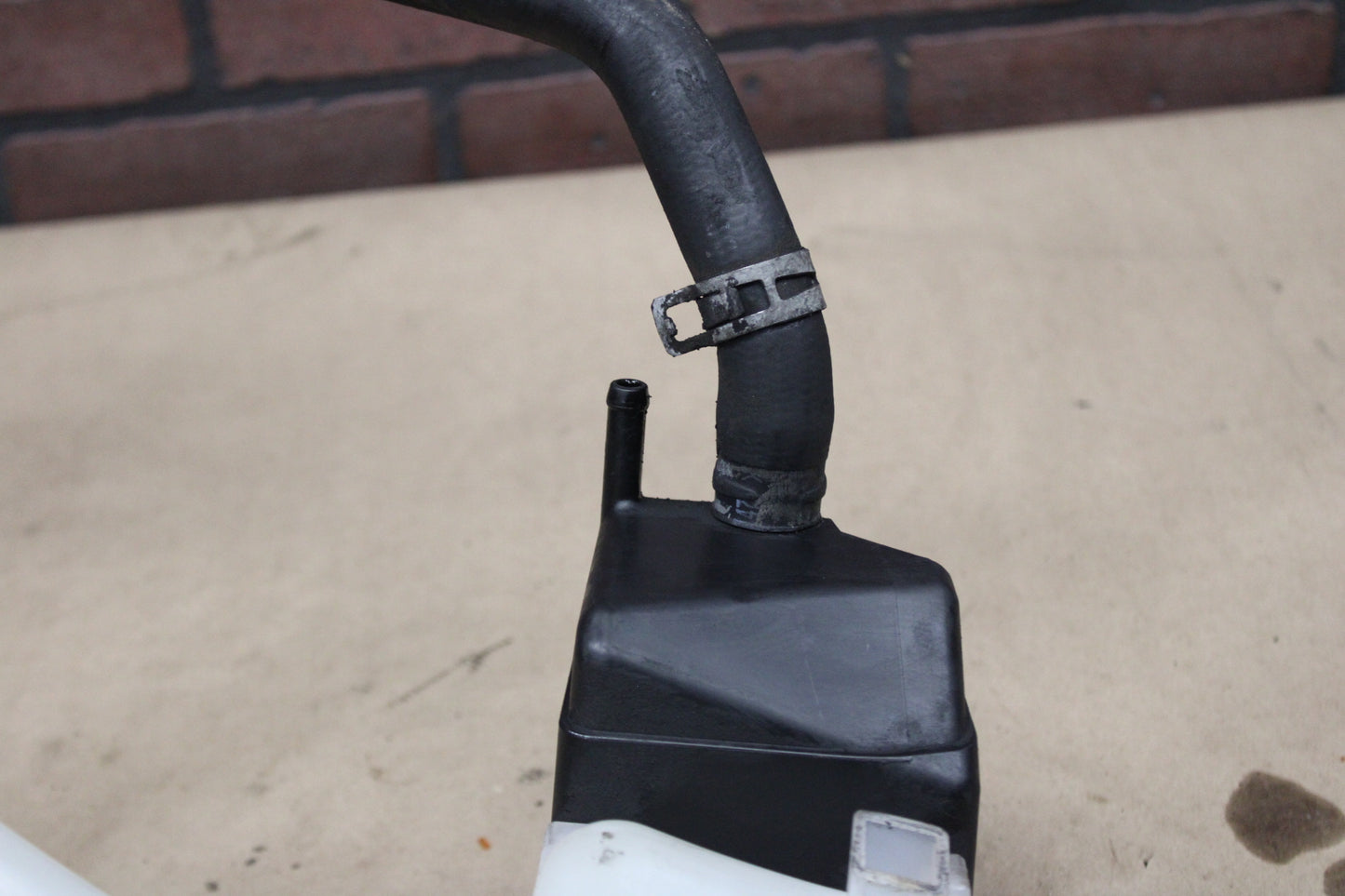 2005-2010 Chrysler 300 SRT8 6.1 Engine Coolant Overflow Reservoir Tank Assembly