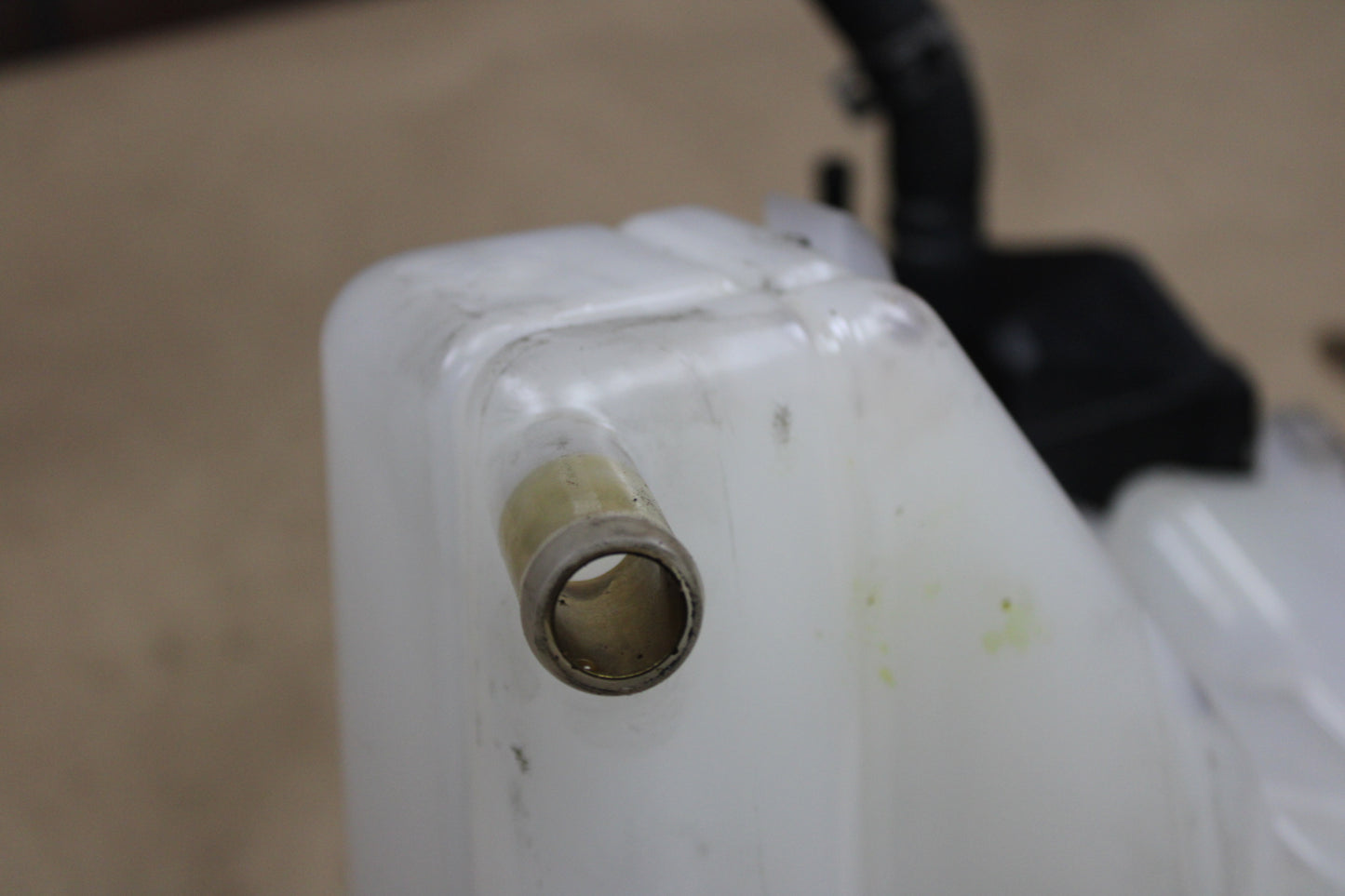 2005-2010 Chrysler 300 SRT8 6.1 Engine Coolant Overflow Reservoir Tank Assembly