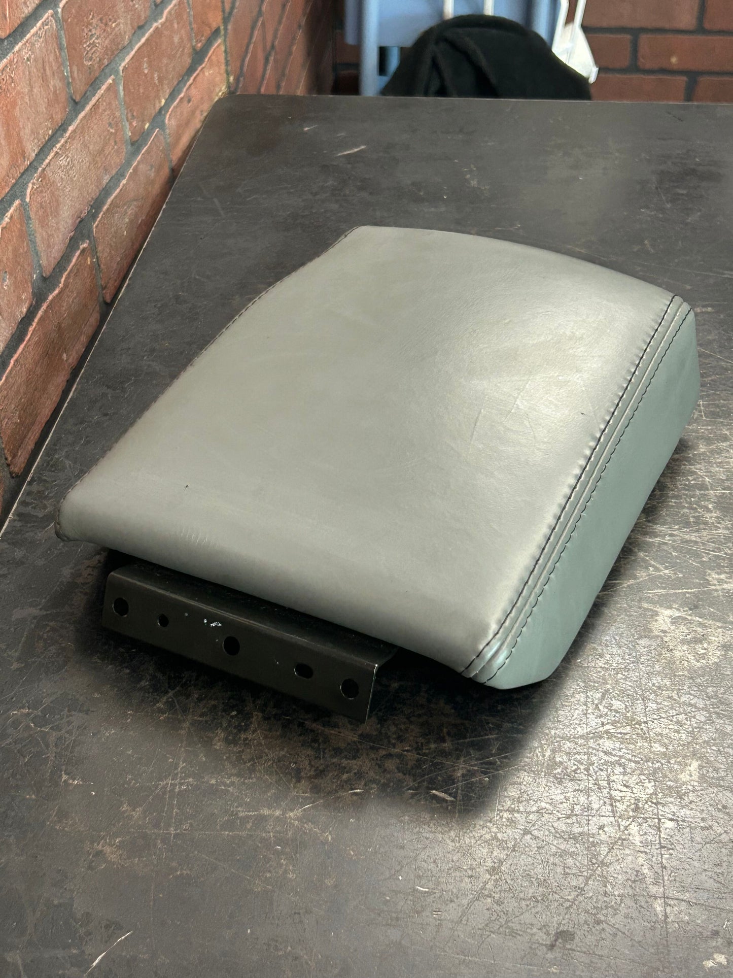05-10 Jeep Grand Cherokee Center Console Arm Rest Armrest Lid Gray Factory OEM