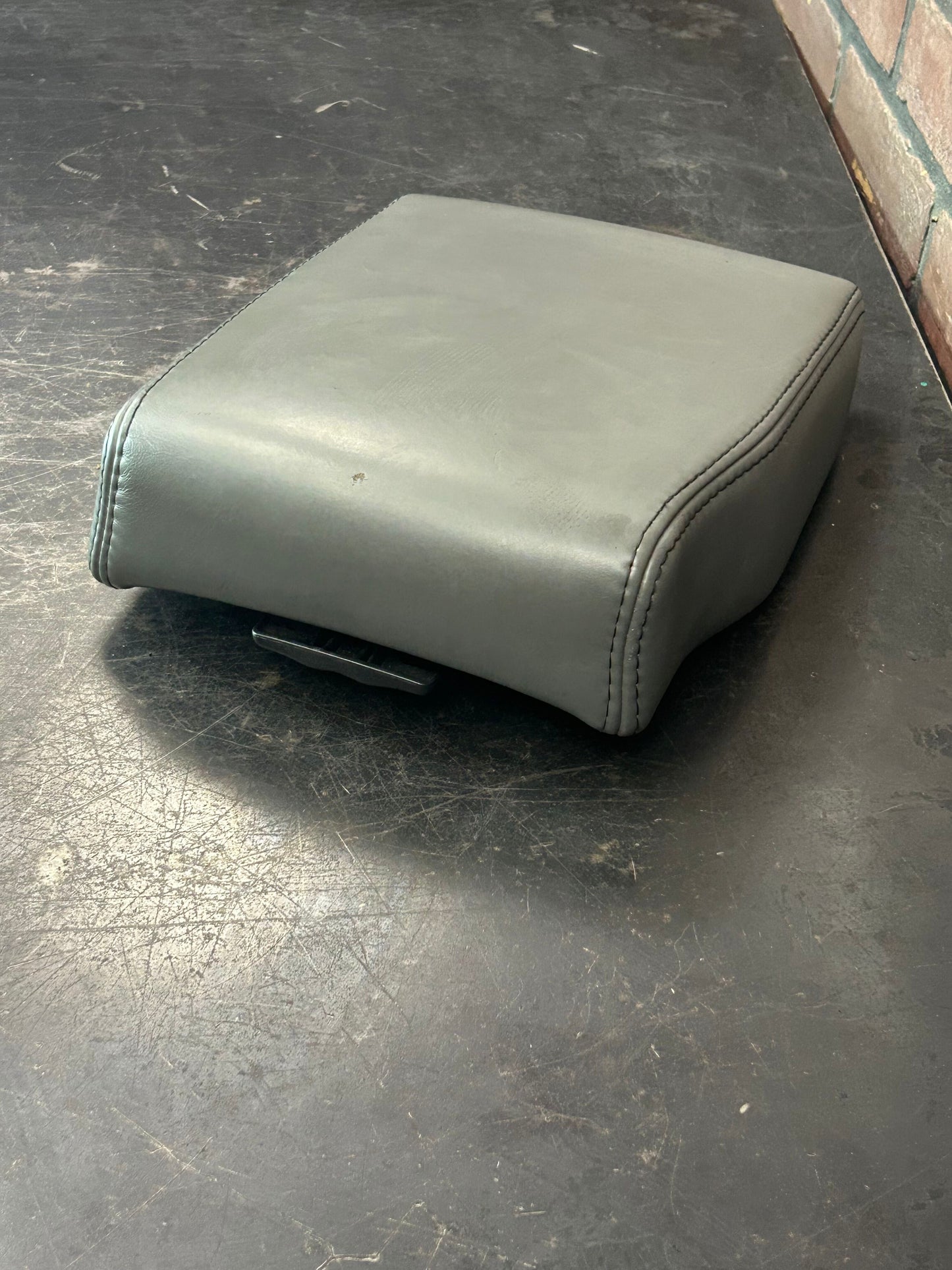 05-10 Jeep Grand Cherokee Center Console Arm Rest Armrest Lid Gray Factory OEM