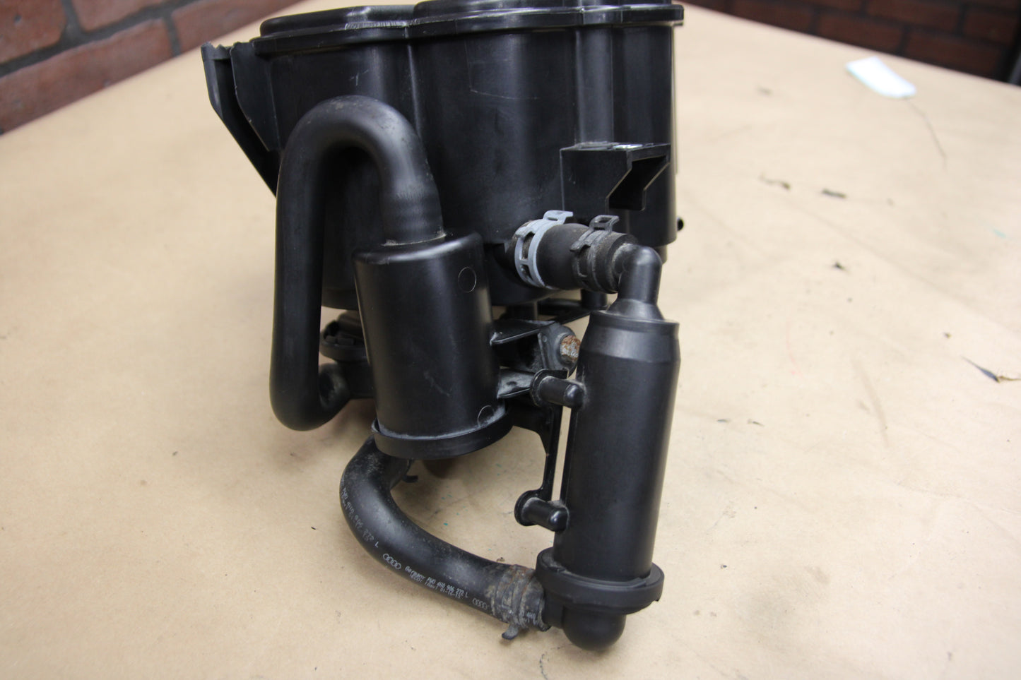 2011-2018 AUDI A8 QUATTRO FUEL VAPOR CHARCOAL CANISTER OEM 4H0 201 801 A