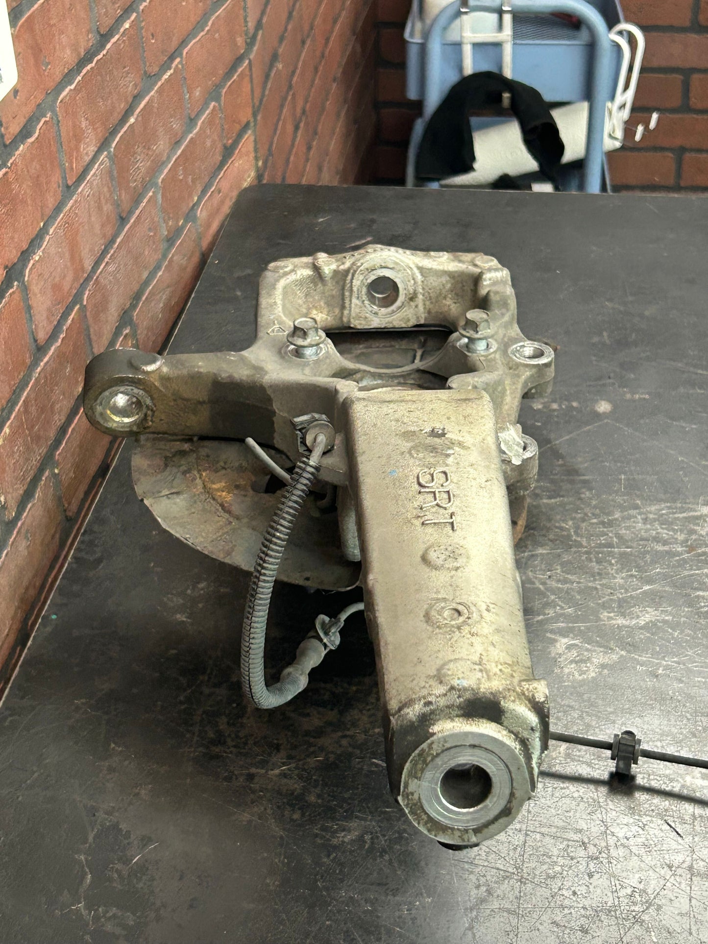 06 - 10 JEEP GRAND CHEROKEE SRT8 FRONT DRIVER SUSPENSION SPINDLE KNUCKLE OEM