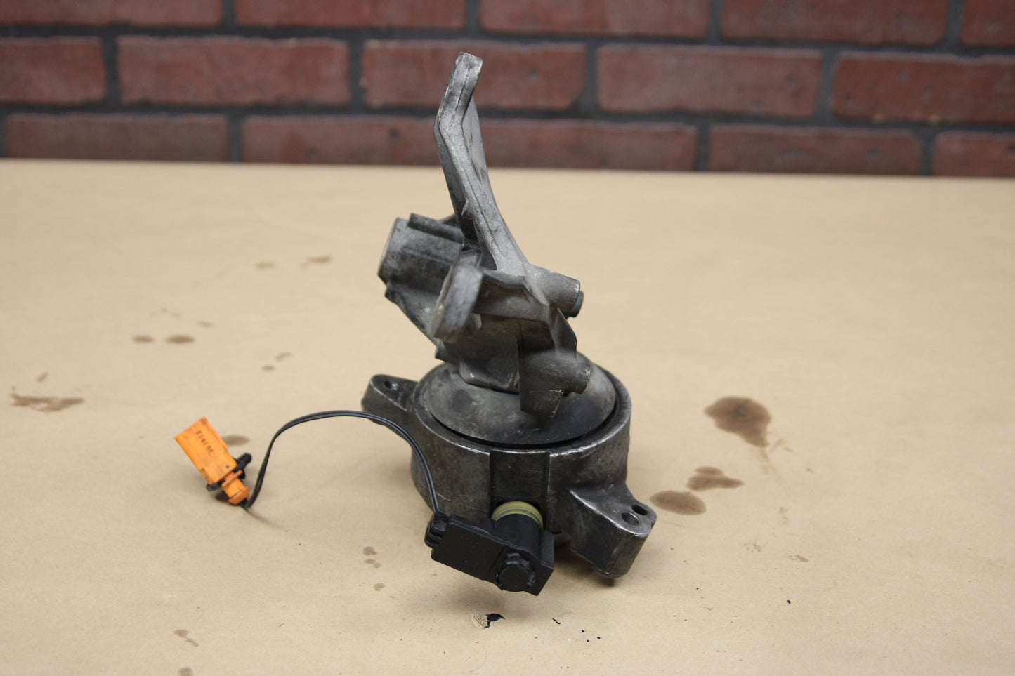 2011-2018 AUDI A8L QUATTRO TRANSMISSION LEFT DRIVER SIDE MOUNT BRACKET OEM