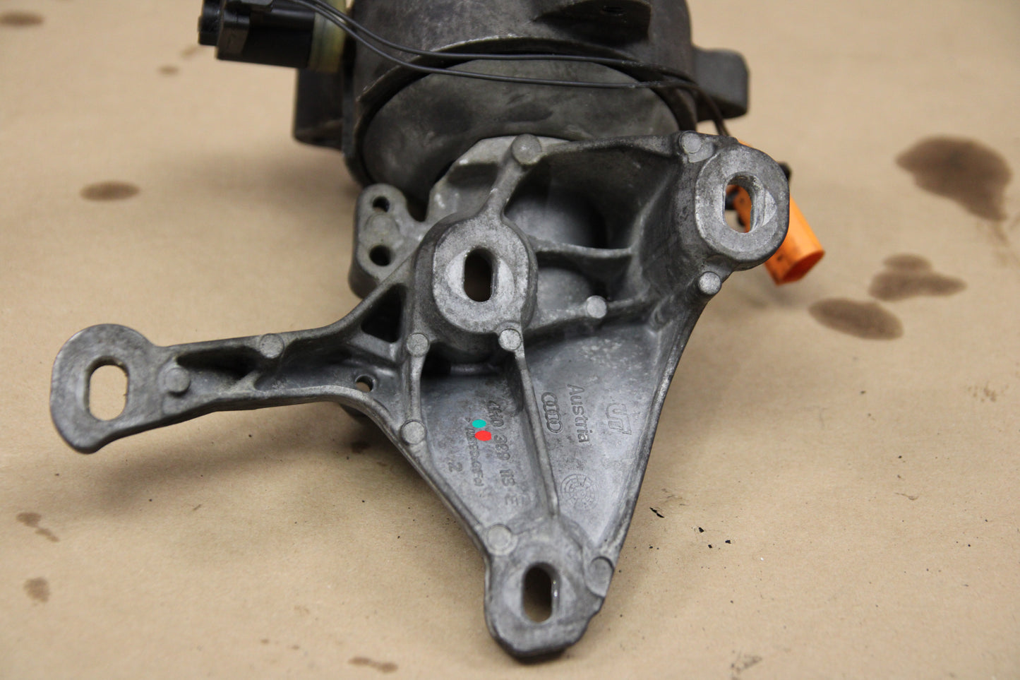 2011-2018 AUDI A8L QUATTRO TRANSMISSION LEFT DRIVER SIDE MOUNT BRACKET OEM
