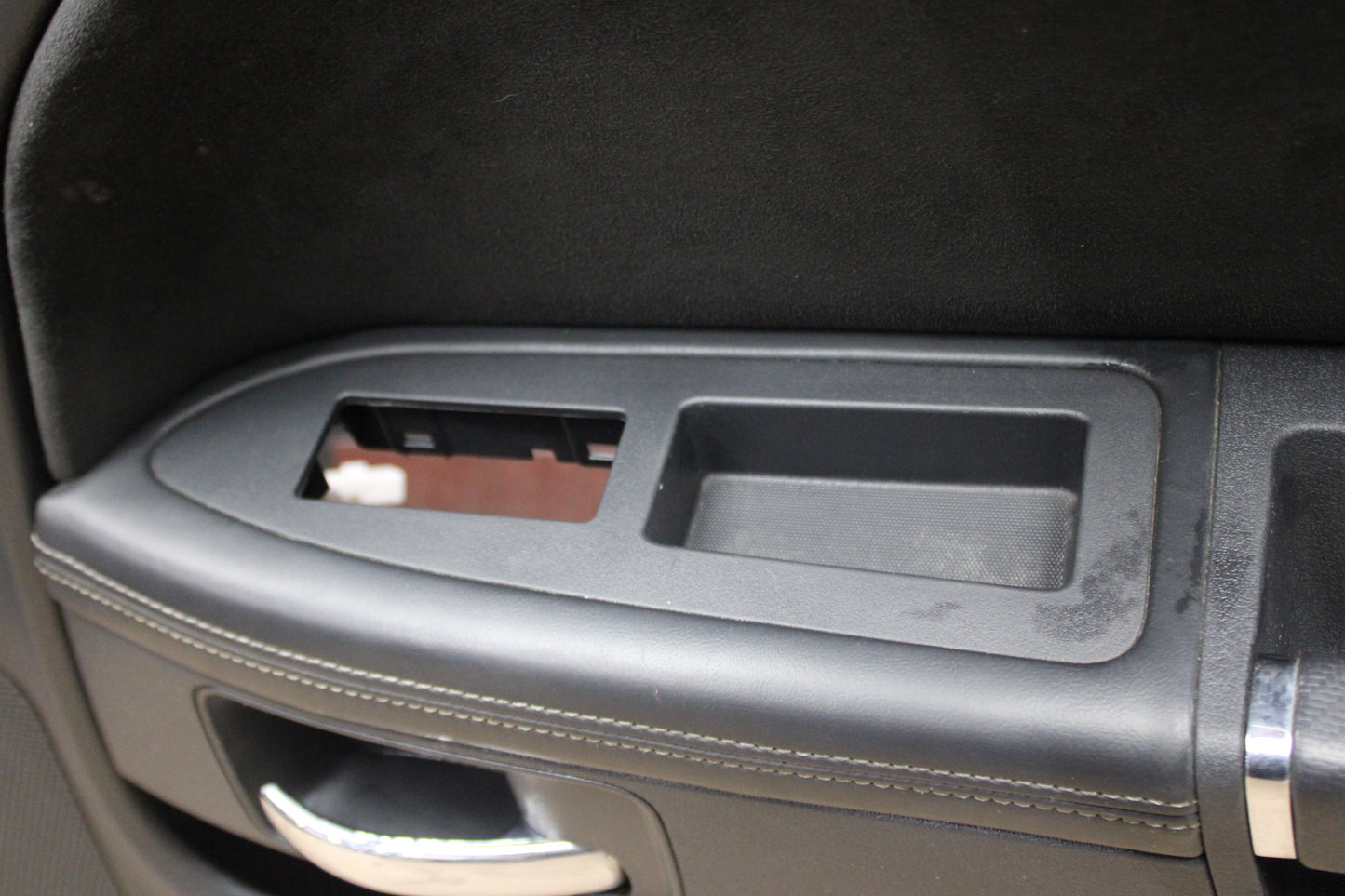 2008-2014 Dodge Challenger SRT8 Front Passenger RH Door Panel 1FU101DVAL OEM