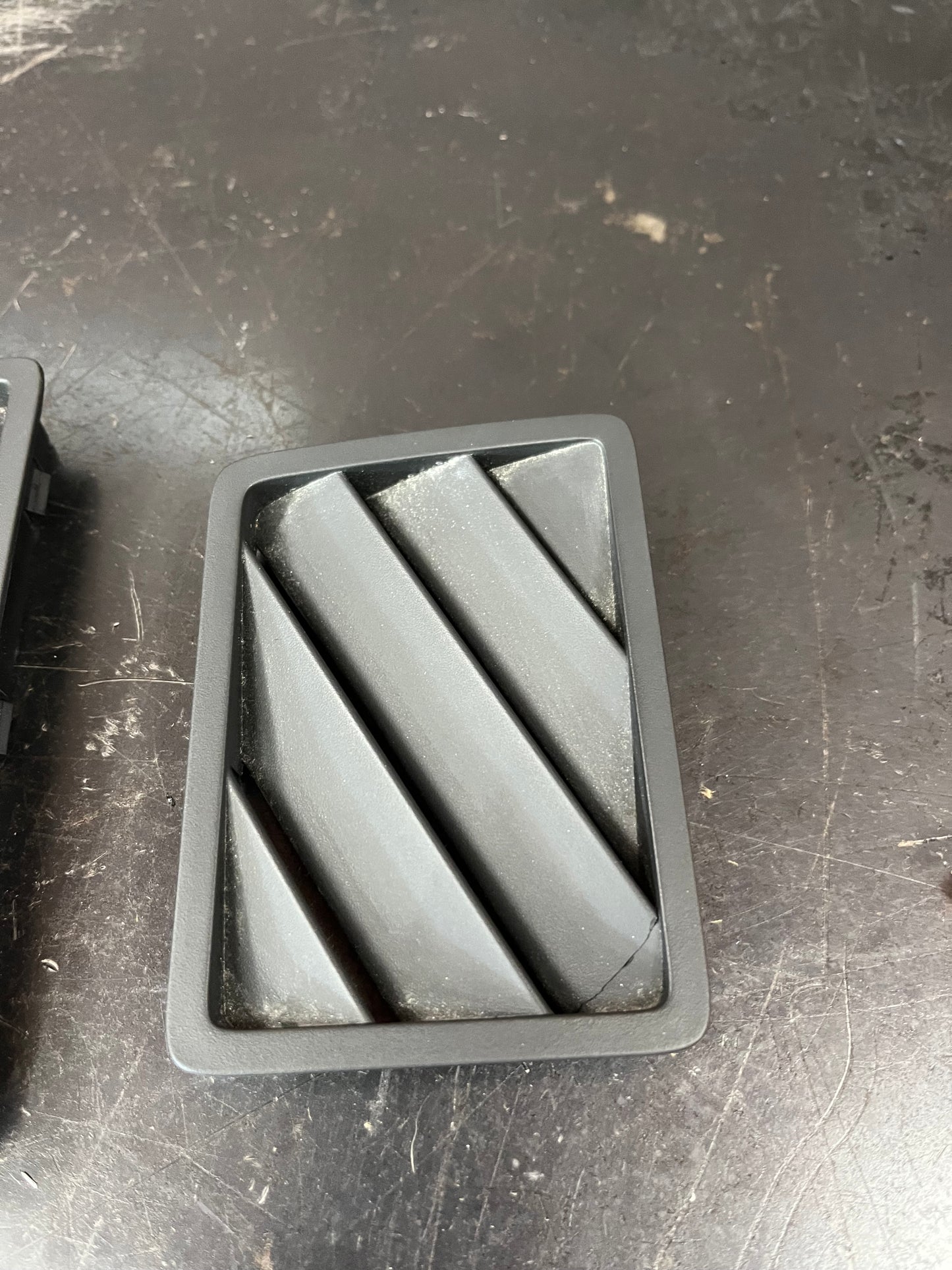 2010 Challenger Dash Defroster Vents