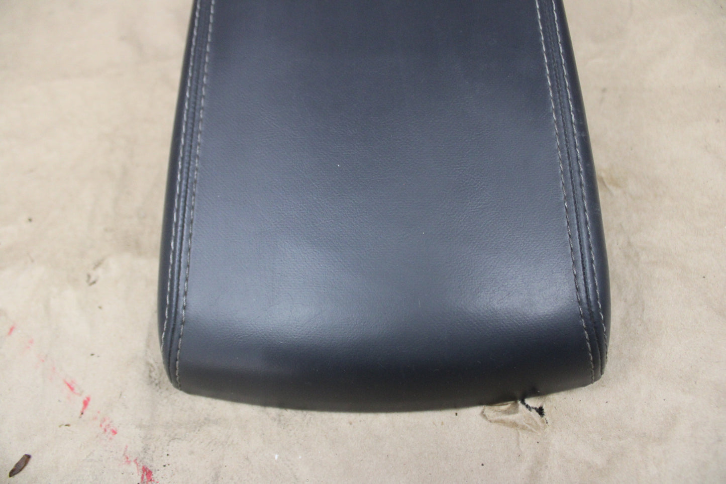 08-14 CHALLENGER SRT8 CENTER CONSOLE LID BLACK LEATHER ARMREST