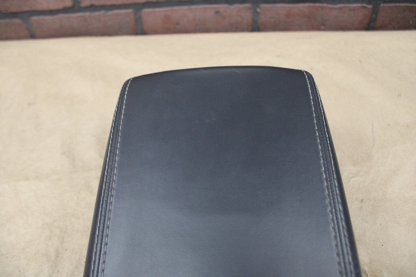 08-14 CHALLENGER SRT8 CENTER CONSOLE LID BLACK LEATHER ARMREST