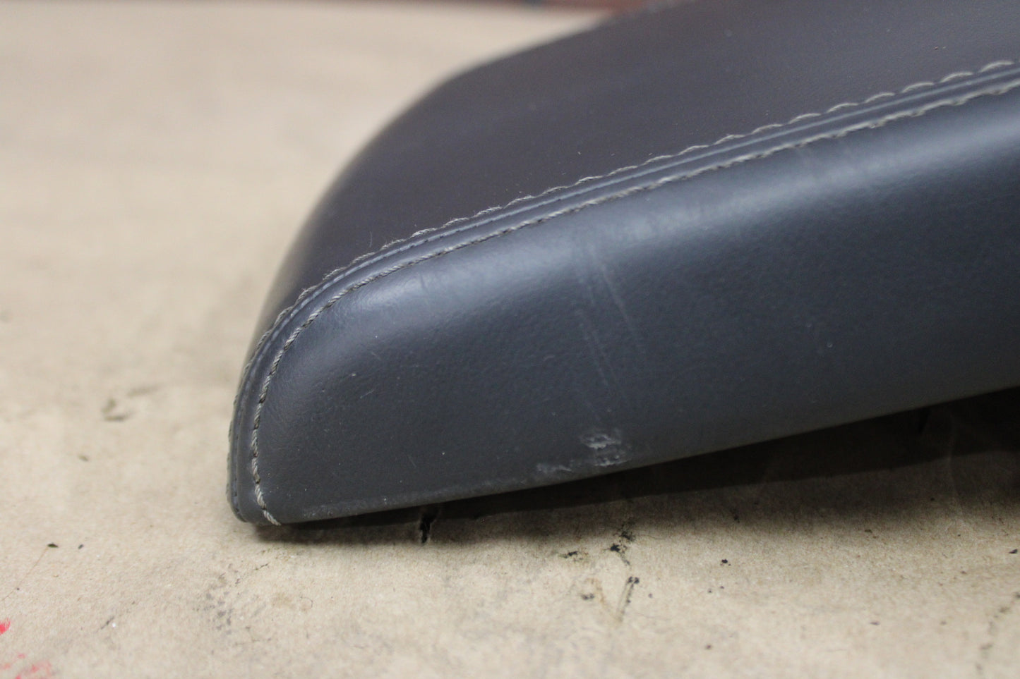 08-14 CHALLENGER SRT8 CENTER CONSOLE LID BLACK LEATHER ARMREST