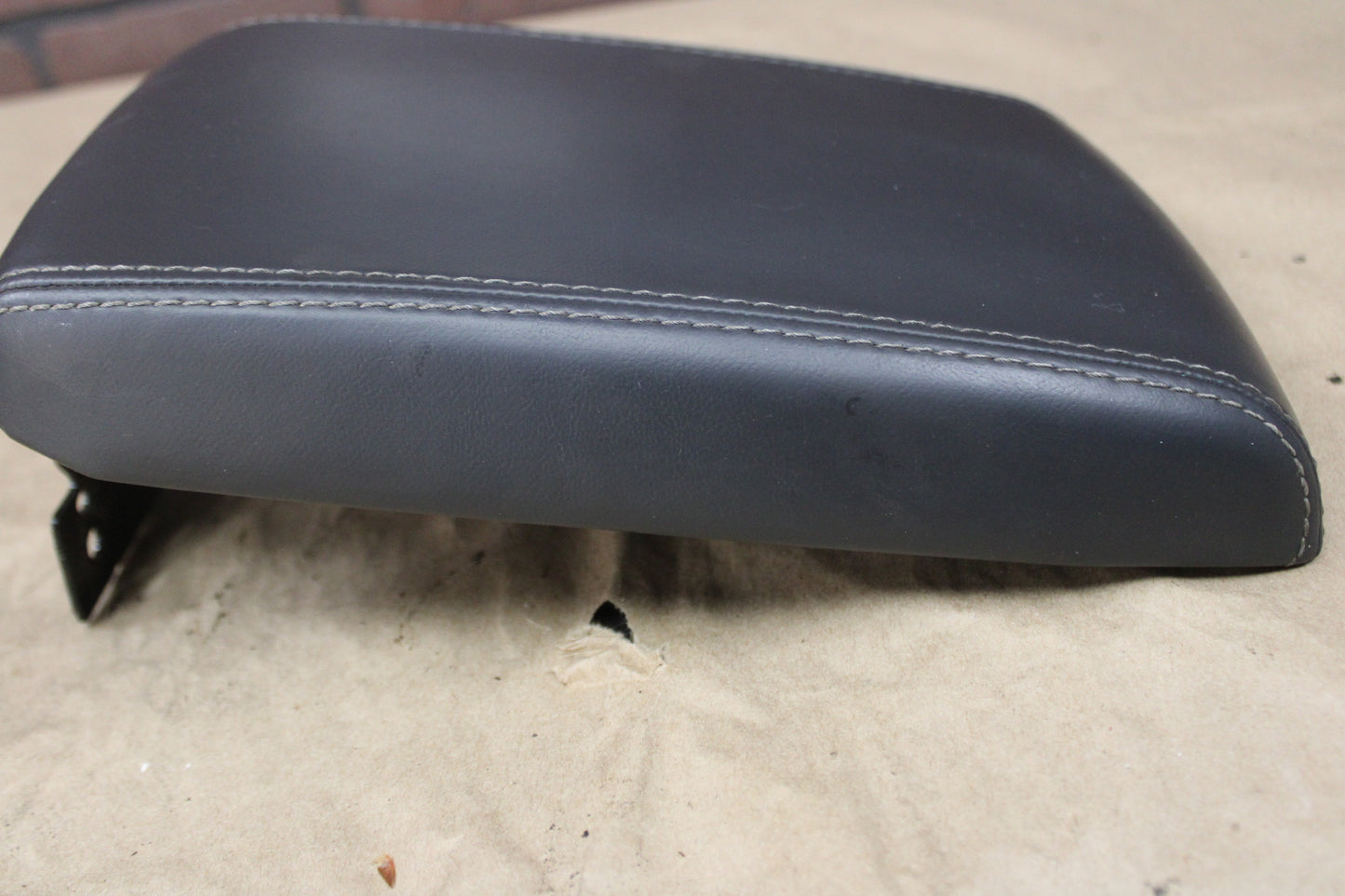 08-14 CHALLENGER SRT8 CENTER CONSOLE LID BLACK LEATHER ARMREST