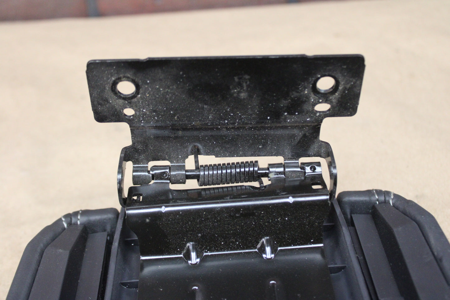 08-14 CHALLENGER SRT8 CENTER CONSOLE LID BLACK LEATHER ARMREST