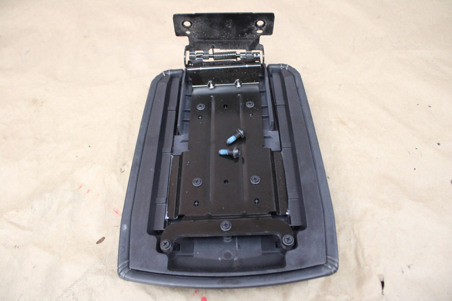 08-14 CHALLENGER SRT8 CENTER CONSOLE LID BLACK LEATHER ARMREST