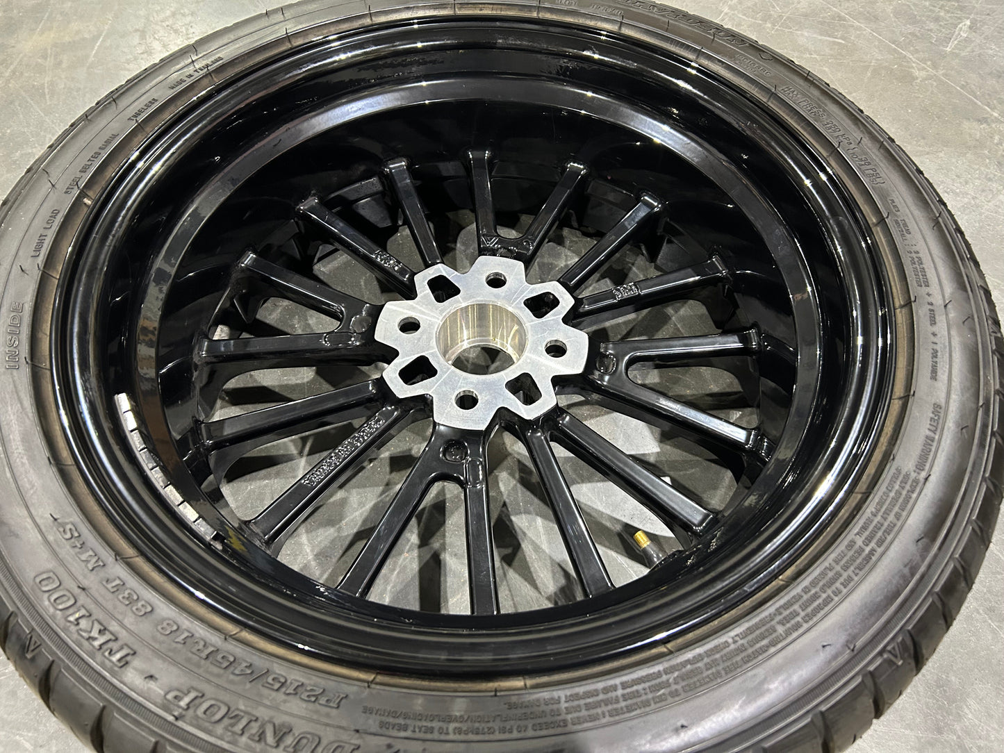 Harley Davidson OEM Trike Roulette Black 18 in Rear Wheel 40901028
