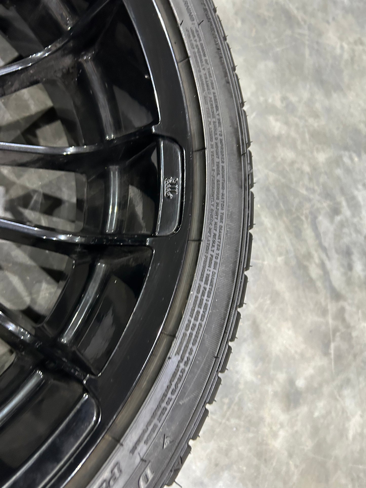 Harley Davidson OEM Trike Roulette Black 18 in Rear Wheel 40901028