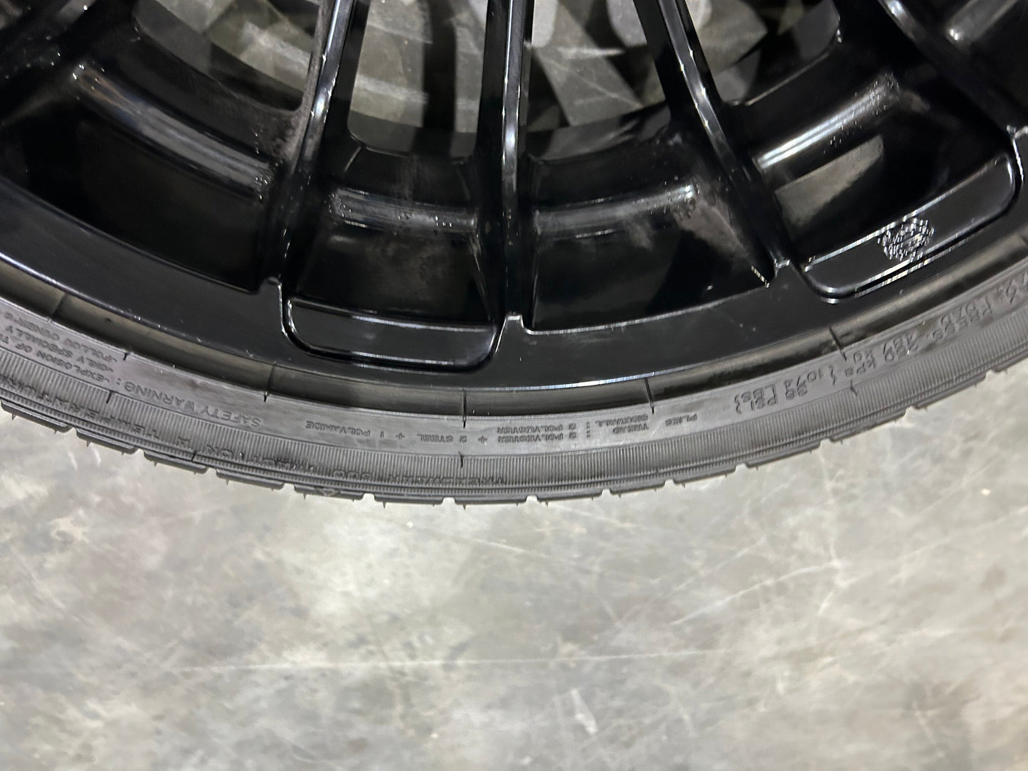 Harley Davidson OEM Trike Roulette Black 18 in Rear Wheel 40901028