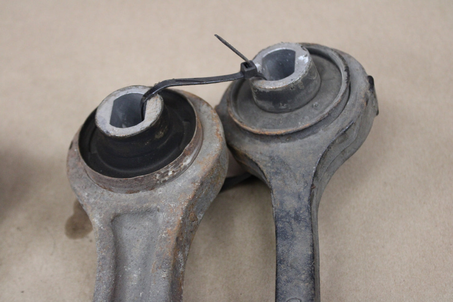 07-10 CHALLENGER CHARGER 300 OEM FRONT RH LH LOWER CONTROL ARM SET