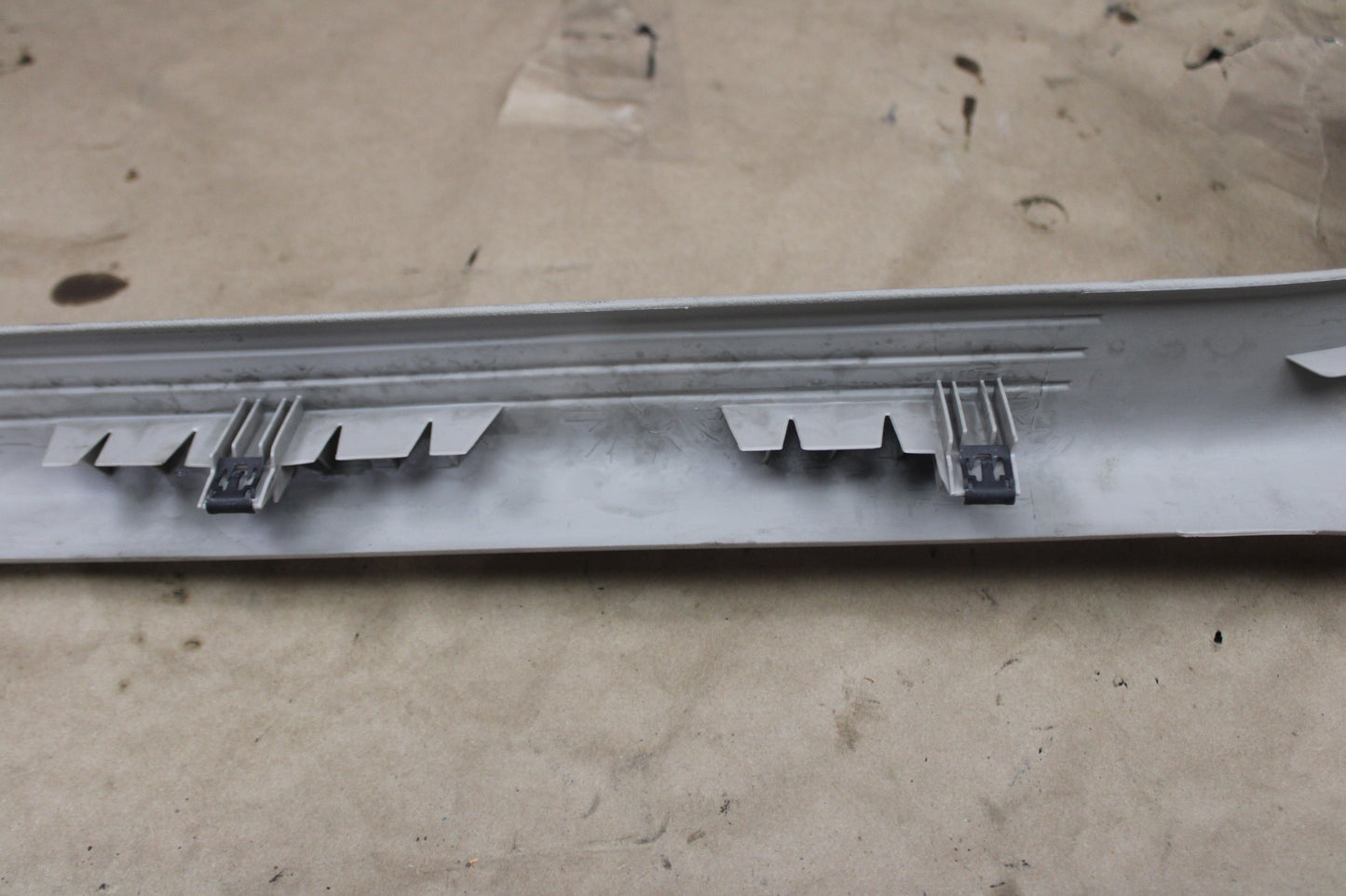 05-10 Charger Magnum 300 Front Passenger RH Scuff Plate Trim Cowl 0UM54BD1AE